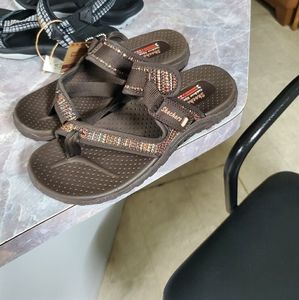 Size 7 Skechers reggaes